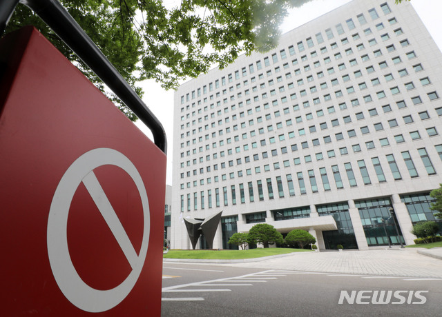 [서울=뉴시스] 박주성 기자 = 임기 반환점을 향해가는 윤석열 검찰총장이 여권 공개 압박과 법무부와의 갈등, 이재용 삼성전자 부회장 불기소 권고 등 악재가 겹친 가운데 사진은 지난달 29일 오전 서울 서초구 대검찰청의 모습. 2020.06.29. park7691@newsis.com