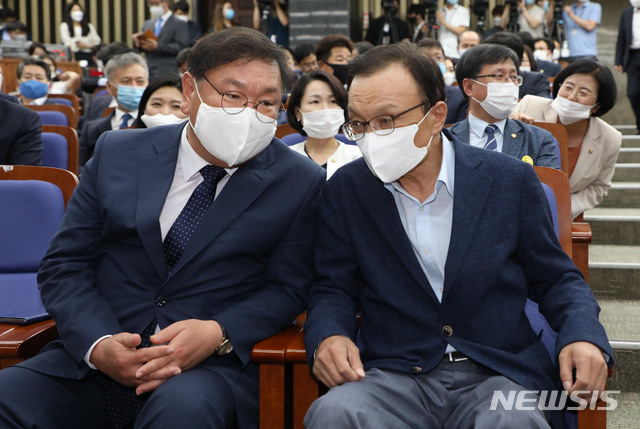 [서울=뉴시스] 김진아 기자 = 더불어민주당 이해찬 대표와 김태년 원내대표가 29일 서울 여의도 국회에서 열린 의원총회에서 대화를 하고 있다. 2020.06.29. bluesoda@newsis.com