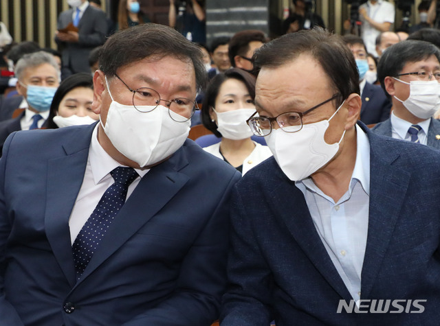 [서울=뉴시스] 김진아 기자 = 더불어민주당 이해찬 대표와 김태년 원내대표가 29일 서울 여의도 국회에서 열린 의원총회에서 대화를 하고 있다. 2020.06.29. bluesoda@newsis.com
