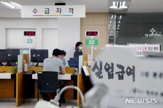 [서울=뉴시스]김병문 기자 = 서울지방고용노동청에서 실업급여 상담 받는 시민의 모습. 2020.06.29.&nbsp; dadazon@newsis.com