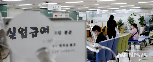 [서울=뉴시스]김병문 기자 = 서울 중구 서울지방고용노동청에서 실업급여 상담을 받기 위해 기다리는 시민들의 모습. 2020.06.29. dadazon@newsis.com