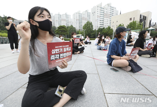 [서울=뉴시스]최진석 기자 = 이화여자대학교 학생들이 29일 오전 이화여대 파빌리온 앞에서 이화여대 총학생회 주최로 진행된 등록금 반환·선택적 패스제 도입 촉구 이화인 긴급 공동행동에 참석해 상반기 등록금 즉각 반환 촉구 피켓을 들고 있다. 2020.06.29. myjs@newsis.com