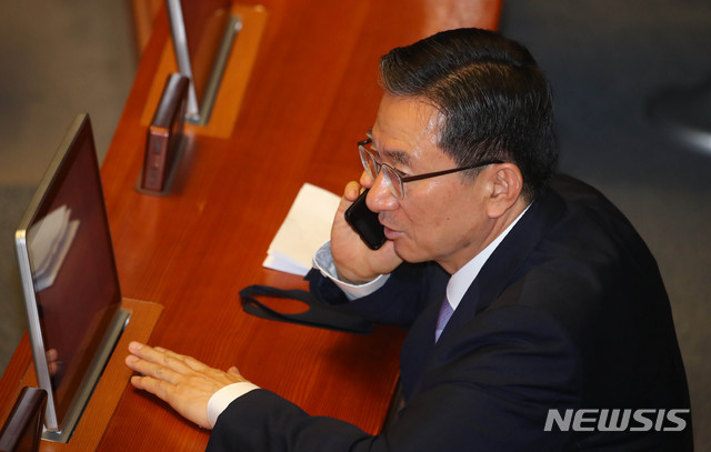 [서울=뉴시스] 장세영 기자 = 예결위원장으로 내정된 정성호 더불어민주당 의원이 29일 오후 서울 여의도 국회 본회의장에서 열린 제379회국회(임시회) 제6차 본회의에 참석해 전화를 하고 있다. 2020.06.29. photothink@newsis.com