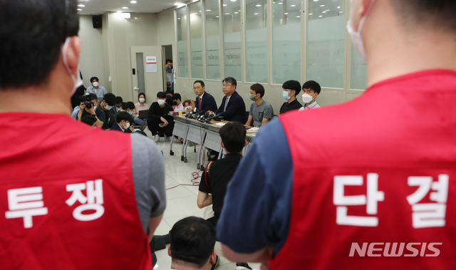 [서울=뉴시스] 고승민 기자 = 이스타항공 최종구 대표와 김유상 전무가 29일 서울 강서구 이스타항공 본사에서 제주항공과의 인수합병 관련 기자회견을 하고 있다. 이를 박이삼 조종사노조위원장 등 노조 측 인사들이 지켜보고 있다. 2020.06.29. kkssmm99@newsis.com