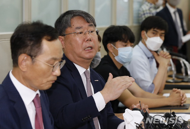 [서울=뉴시스] 고승민 기자 = 이스타항공 최종구 대표와 김유상 전무가 29일 서울 강서구 이스타항공 본사에서 제주항공과의 인수합병 관련 기자회견을 하고 있다. 2020.06.29.kkssmm99@newsis.com