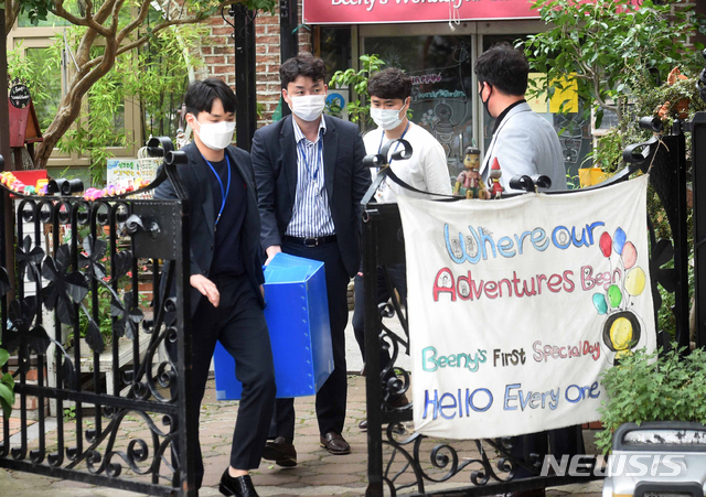 [안산=뉴시스] 김종택기자 = 집단 식중독이 발생한 경기 안산시 한 사립유치원에서 29일 오전 경찰이 유치원 내 폐쇄회로(CCTV) 와 급식 관련 자료 등을 확보해 차량으로 옮기고 있다. (사진=중부일보 제공) 2020.06.29.( semail3778@naver.com