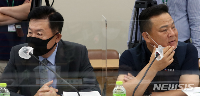 [세종=뉴시스]강종민 기자 = 29일 오후 정부세종청사에서 열린 최저임금위원회 3차 전원회의에서 류기정 사용자 위원과 이동호(한국노총) 근로자 위원의 시선이 엇갈리고 있다. 2020.06.29. ppkjm@newsis.com