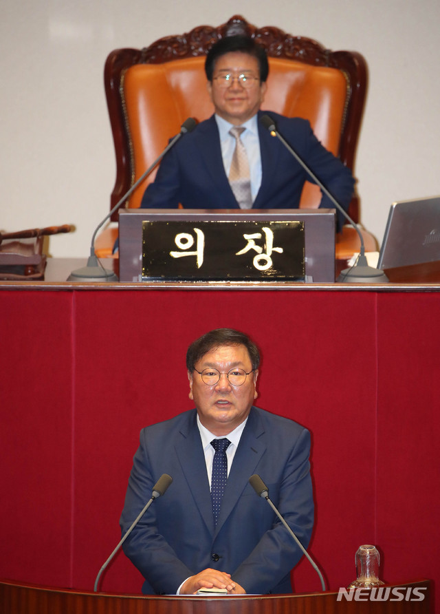 [서울=뉴시스] 장세영 기자 =더불어민주당 소속 김태년 국회 운영위원장이 29일 서울 여의도 국회 본회의장에서 열린 제379회국회(임시회) 제6차 본회의에서 당선인사를 하고 있다. 2020.06.29. photothink@newsis.com