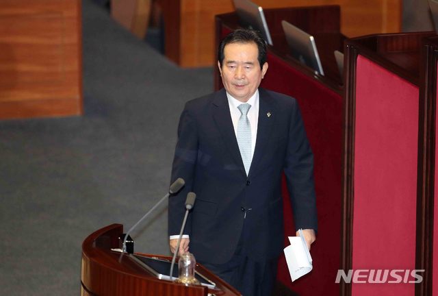 [서울=뉴시스]김선웅 기자 = 정세균 국무총리가 29일 오후 서울 여의도 국회 본회의장에서 열린 제379회국회(임시회) 제6차 본회의에서 2020년도 제3회 추가경정예산안(추경안)에 대통령 시정연설을 대독하기 위해 이동하고 있다. 2020.06.29. mangusta@newsis.com