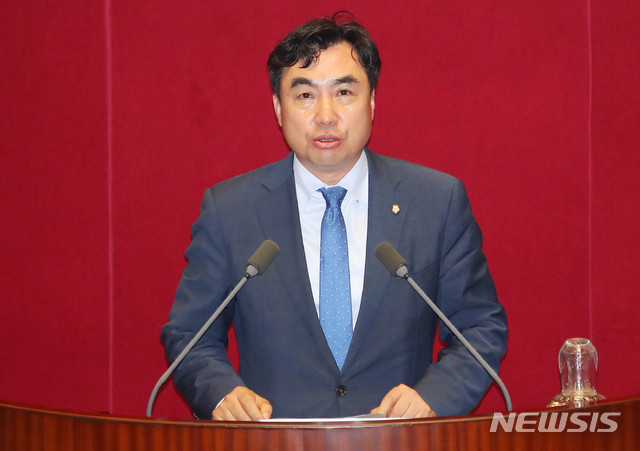 [서울=뉴시스] 장세영 기자 =더불어민주당 소속 윤관석 국회 정무위원장이 29일 서울 여의도 국회 본회의장에서 열린 제379회국회(임시회) 제6차 본회의에서 당선인사를 하고 있다. 2020.06.29. photothink@newsis.com