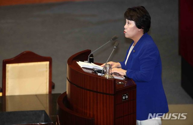 [서울=뉴시스]김선웅 기자 = 국회 여성가족위원장으로 선출된 정춘숙 더불어민주당 의원이 29일 오후 서울 여의도 국회 본회의장에서 열린 제379회국회(임시회) 제6차 본회의에서 인사말을 하고 있다. 2020.06.29. mangusta@newsis.com