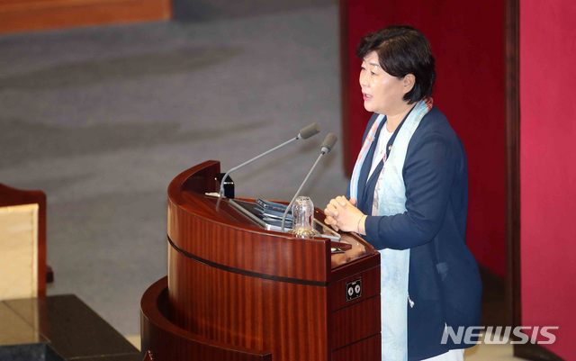 [서울=뉴시스]김선웅 기자 = 국회 행정안전위원장으로 선출된 서영교 더불어민주당 의원이 29일 오후 서울 여의도 국회 본회의장에서 열린 제379회국회(임시회) 제6차 본회의에서 인사말을 하고 있다. 2020.06.29. mangusta@newsis.com