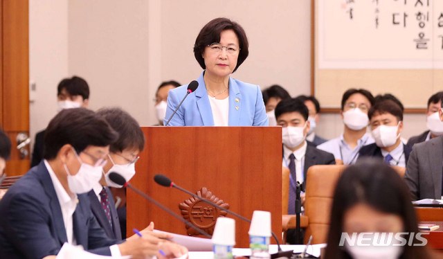[서울=뉴시스]김선웅 기자 = 추미애 법무부장관이 29일 오후 서울 여의도 국회에서 열린 법제사법위원회 전체회의에서 발언을 하고 있다. 2020.06.29.&nbsp; mangusta@newsis.com