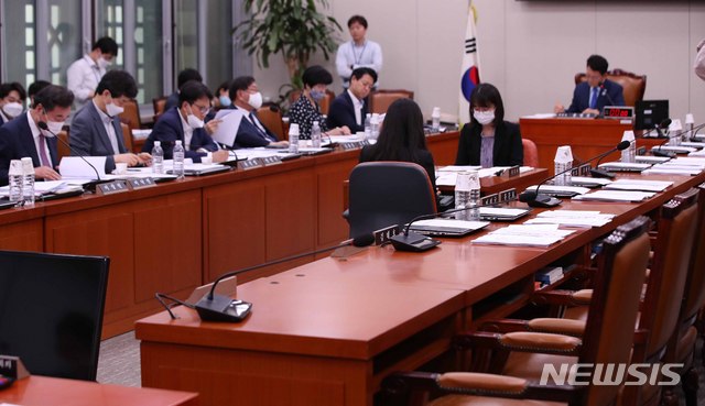[서울=뉴시스]김선웅 기자 = 29일 오후 서울 여의도 국회에서 미래통합당 의원들이 불참한 가운데 외교통일위원회 전체회의가 열리고 있다. 2020.06.29. mangusta@newsis.com