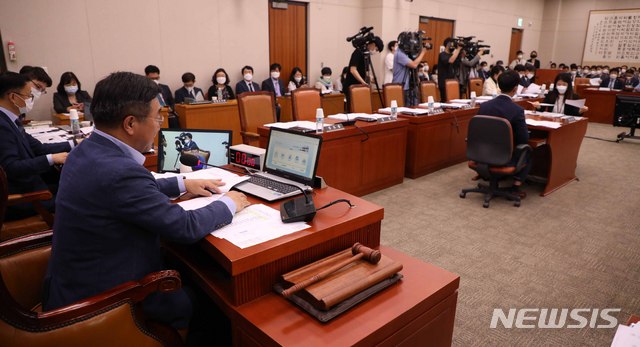 [서울=뉴시스]김선웅 기자 = 29일 오후 서울 여의도 국회에서 미래통합당 의원들이 불참한 가운데 법제사법위원회 전체회의가 열리고 있다. 2020.06.29.&nbsp; mangusta@newsis.com