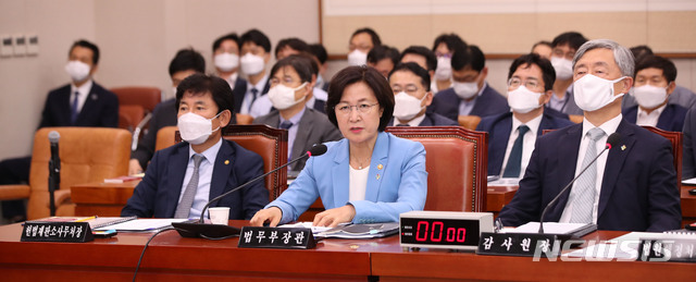 [서울=뉴시스]김선웅 기자 = 추미애 법무부장관이 29일 오후 서울 여의도 국회에서 미래통합당 의원들이 불참한 가운데 열린 법제사법위원회 전체회의에서 의원 질의에 답변하고 있다. 2020.06.29. mangusta@newsis.com
