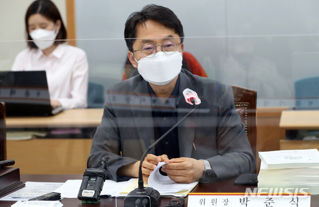 [세종=뉴시스]강종민 기자 = 박준식 최저임금위원장이 29일 오후 정부세종청사에서 3차 전원회의 결과 등 최저임금위 진행상황을 브리핑 하고 있다. 2020.06.29. ppkjm@newsis.com