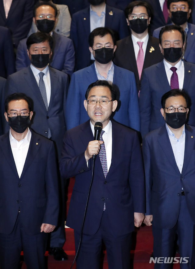 [서울=뉴시스] 최동준 기자 = 주호영 미래통합당 원내대표가 29일 서울 여의도 국회 로텐더홀에서 당 의원들과 더불어민주당 규탄 발언을 하고 있다. 2020.06.29. photocdj@newsis.com