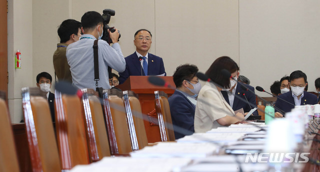 [서울=뉴시스] 장세영 기자 = 29일 오후 국회 기획재정위원회 전체회의에 미래통합당 의원들이 불참해 자리가 비어 있다. 2020.06.29. photothink@newsis.com