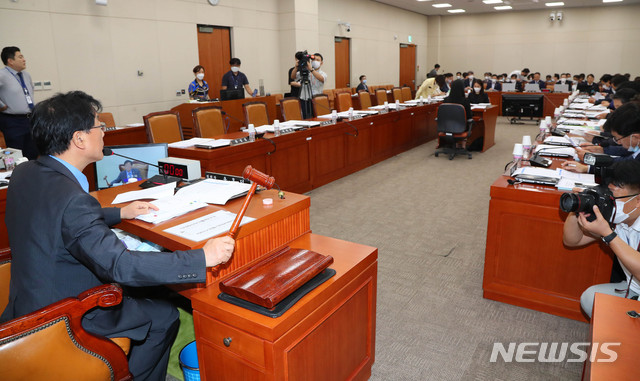 [서울=뉴시스] 장세영 기자 = 윤후덕 기획재정위원장이 29일 서울 여의도 국회 기획재정위원회 전체회의에 참석해 개회를 선언하고 있다. 2020.06.29. photothink@newsis.com