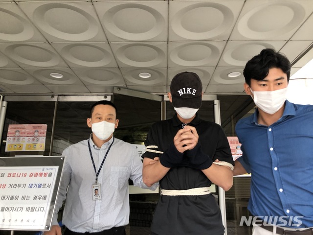 [서울=뉴시스]류인선 기자 = '박사방', 'n번방' 등에서 아동 성착취물 수천개를 구매하고 재판매까지 한 혐의를 받는 20대 남성 이모씨가 서울 서초구 서울중앙지법에서 구속전피의자심문을 마치고 법원 청사를 나서고 있다. 2020.06.30. photo@newsis.com 