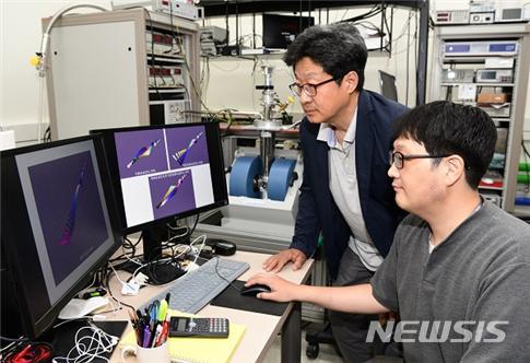 [대전=뉴시스] KRISS 양자기술연구소 황찬용 책임연구원(왼쪽)과 김창수 선임연구원이 왼손 방향 세차운동을 하는 스핀파를 분석하고 있다.