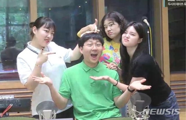 [서울=뉴시스] 30일 방송된 MBC FM4U '두시의 데이트 뮤지, 안영미입니다'(이하 '두데')에 박문치, 강원우, 루루, 라라가 출연했다. (사진 = '두데') photo@newsis.com&nbsp; 