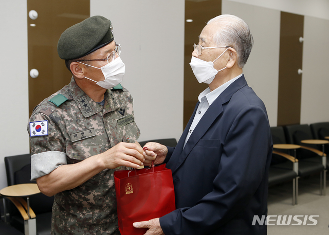 55사단장 배현국 소장이 참전용사 정태경씨에게 감사선믈을 전달하고 있다.