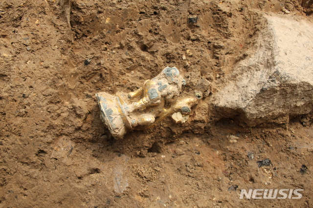 [서울=뉴시스]강원 삼척 도계읍에 있는 사찰터 '흥전리사지(三陟興田里寺址)'에서 출토된 금동사자상(金銅獅子像). (사진 = 불교문화재연구소 제공) 2020.06.30. photo@newsis.com