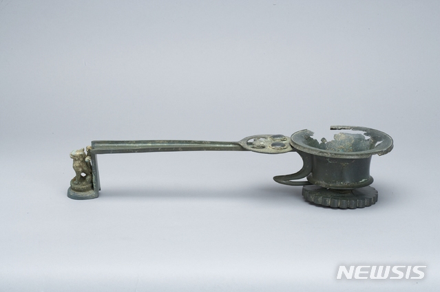 [서울=뉴시스]군위 인각사에서 출토된 사자진병향로. 손잡이 부분에 금동사자상이 보인다. (사진 = 불교문화재연구소 제공) 2020.06.30.photo@newsis.com