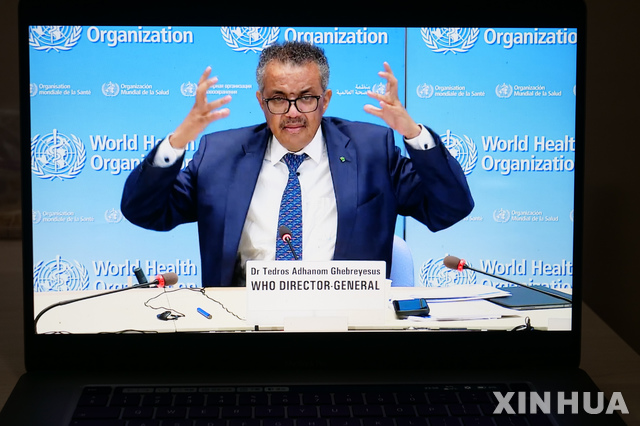 [제네바=신화/뉴시스]테워드로스 아드하놈 거브러여수스 세계보건기구(WHO) 사무총장이 지난 6월 29일(현지시간) 스위스 제네바의 WHO 본부에서 열린 화상 언론 브리핑에서 신종 코로나바이러스 감염증(코로나19) 관련 발언을 하고 있다. 거브러여수스 사무총장은 "모든 나라가 앞으로 이 바이러스와 어떻게 함께 살아갈 것인가라는 중대한 질문과 마주할 것"이라며 "이게 바로 뉴노멀(새로운 정상)"이라고 강조했다. 30일 기준 세계 코로나19 확진자는 1천39만7천 명, 사망자는 50만7천 명, 완치자는 564만6천 명으로 집계됐다. 2020.06.30.