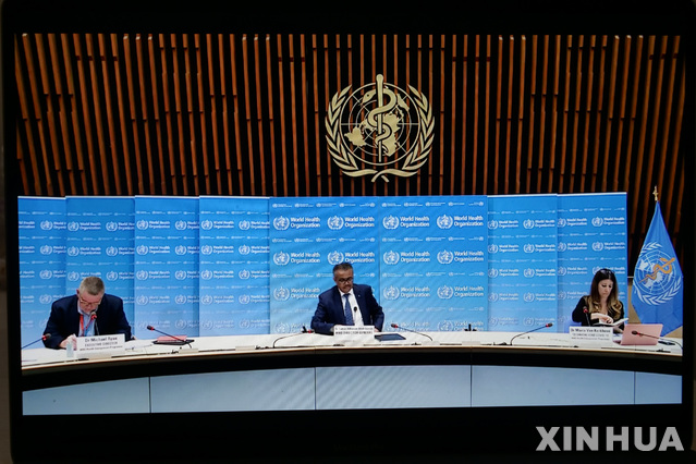 [제네바=신화/뉴시스]테워드로스 아드하놈 거브러여수스 세계보건기구(WHO) 사무총장이 29일(현지시간) 스위스 제네바의 WHO 본부에서 열린 화상 언론 브리핑에서 신종 코로나바이러스 감염증(코로나19) 관련 발언을 하고 있다. 거브러여수스 사무총장은 "모든 나라가 앞으로 이 바이러스와 어떻게 함께 살아갈 것인가라는 중대한 질문과 마주할 것"이라며 "이게 바로 뉴노멀(새로운 정상)"이라고 강조했다. 30일 기준 세계 코로나19 확진자는 1천39만7천 명, 사망자는 50만7천 명, 완치자는 564만6천 명으로 집계됐다. 2020.06.30.