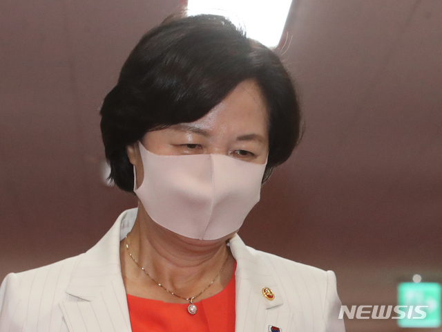 [서울=뉴시스]김명원 기자 = 추미애 법무부 장관이 30일 오전 서울 종로구 정부서울청사에서 열린 국무회의에 참석하고 있다. 2020.06.30.&nbsp; kmx1105@newsis.com