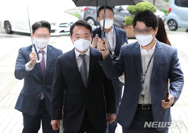 [서울=뉴시스] 고승민 기자 = 골관절염 유전자 치료제 '인보사케이주'(인보사)의 허가를 받기 위해 성분을 속인 과정에 관여한 혐의를 받고 있는 이웅열(64) 전 코오롱그룹 회장이 지난 6월30일 영장실질심사를 받기 위해 서울중앙지방법원으로 들어서고 있다. 2020.06.30.kkssmm99@newsis.com