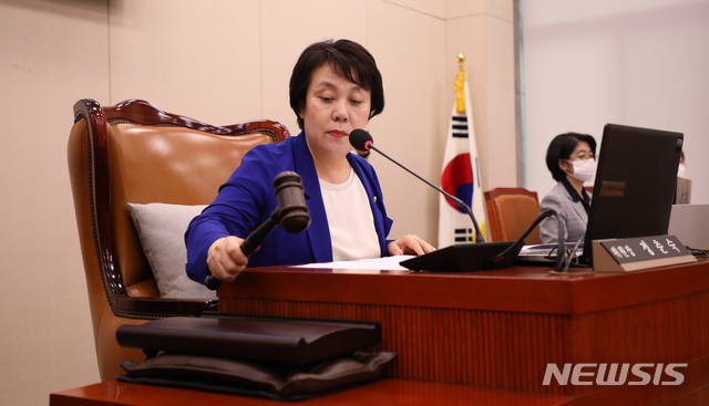 [서울=뉴시스]김선웅 기자 = 정춘숙 국회 여성가족위원장이 30일 오전 서울 여의도 국회에서 열린 여성가족위원회 전체회의에서 의사봉을 두드리며 개의를 선언하고 있다. 2020.06.30. mangusta@newsis.com