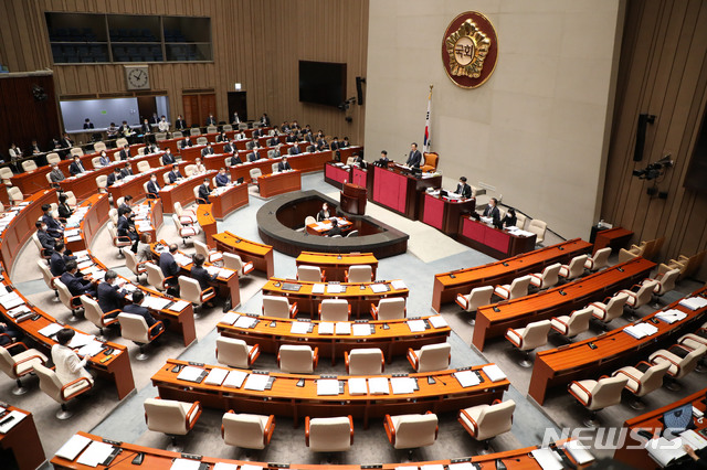 [서울=뉴시스] 김진아 기자 = 미래통합당 의원들이 불참한 가운데 30일 서울 여의도 국회에서 열린 예산결산특별위원회 전체회의가 열리고 있다. 2020.06.30. bluesoda@newsis.com