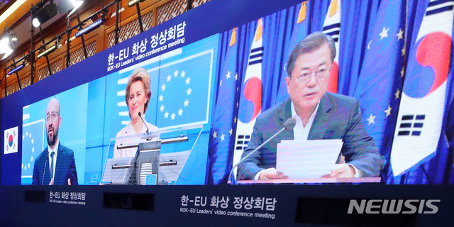 [서울=뉴시스]배훈식 기자 = 한-EU 화상 정상회담이 열리는 30일 오전 청와대 충무실에 설치된 모니터에 자료영상이 보여지고 있다. 2020.06.30. dahora83@newsis.com