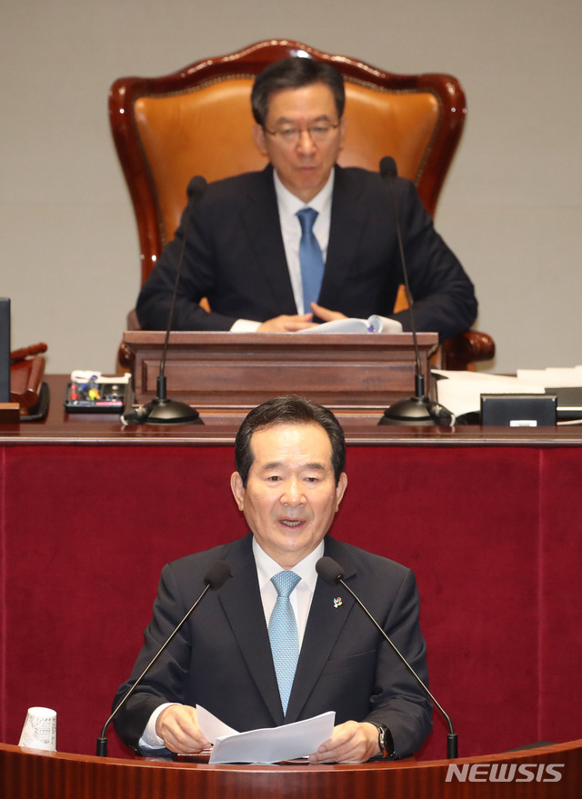 [서울=뉴시스] 김진아 기자 = 정세균 국무총리가 30일 서울 여의도 국회에서 열린 예산결산특별위원회 전체회의에서 2020년도 제3회 추경예산안에 대해 설명하고 있다. 2020.06.30. bluesoda@newsis.com