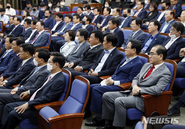 [서울=뉴시스] 최동준 기자 = 미래통합당 의원들이 30일 서울 여의도 국회에서 열린 의원총회에 참석해 주호영 원내대표의 발언을 듣고 있다. 2020.06.30. photocdj@newsis.com