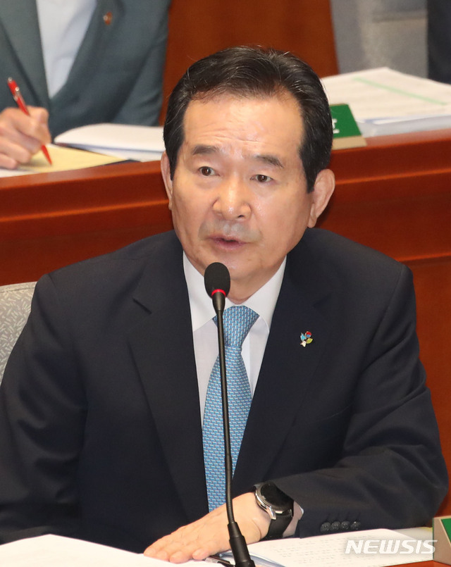 [서울=뉴시스] 김진아 기자 = 정세균 국무총리가 30일 서울 여의도 국회에서 열린 예산결산특별위원회 전체회의에서 의원의 질의에 답하고 있다. 2020.06.30.&nbsp; bluesoda@newsis.com