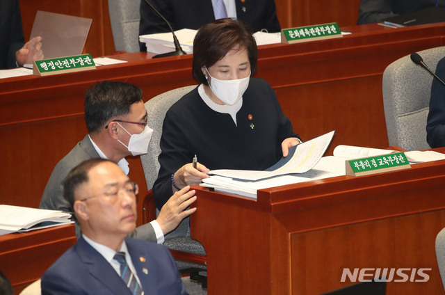 [서울=뉴시스] 김진아 기자 = 유은혜 사회부총리 겸 교육부 장관이 30일 서울 여의도 국회에서 열린 예산결산특별위원회 전체회의에서 자료를 확인하고 있다. 아래편에 홍남기 경제부총리 겸 기획재정부 장관이 눈을 감고 생각에 잠겨 있다. 2020.06.30. bluesoda@newsis.com