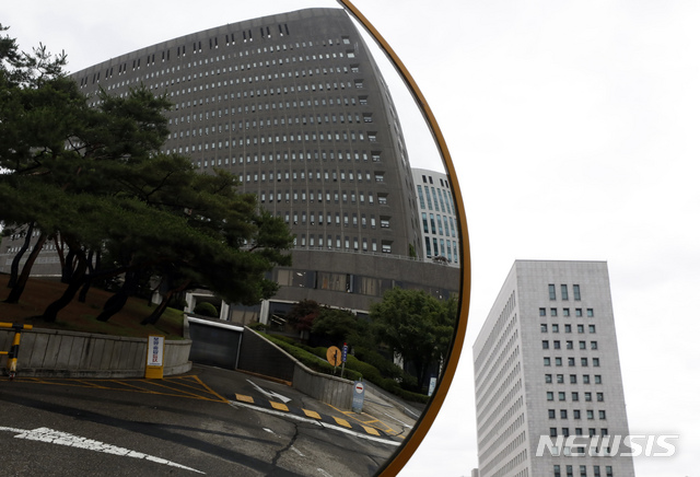 [서울=뉴시스] 고승민 기자 = 대검찰청이 검언유착 사건 관련 수사자문단 위원 선정 작업을 마무리했지만 수사팀인 서울중앙지검 형사1부가 참여하지 않는 등 구성단계부터 대검과 중앙지검 사이에 잡음이 나고 있는 것으로 30일 알려졌다. 사진은 이날 서울중앙지방검찰청에서 바라본 대검찰청과 중앙지검 모습. 2020.06.30. kkssmm99@newsis.com