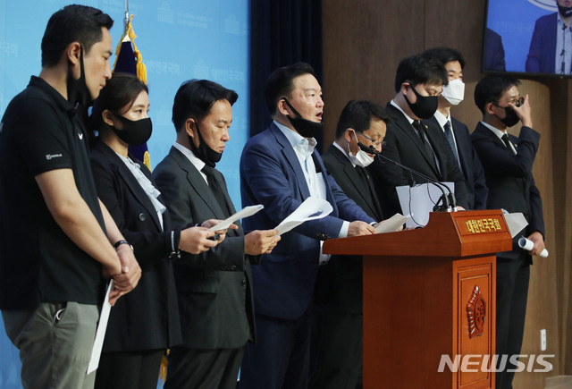 [서울=뉴시스] 김진아 기자 = 민경욱 전 미래통합당 의원이 30일 오후 서울 여의도 국회 소통관에서 대법원에 수개표 실시를 촉구하는 기자회견을 하고 있다. 2020.06.30. bluesoda@newsis.com