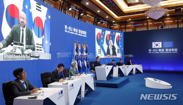 [서울=뉴시스]배훈식 기자 = 문재인 대통령이 30일 오후 청와대 충무실에서 한-EU 화상 정상회담 모두발언을 하고 있다. 2020.06.30. dahora83@newsis.com