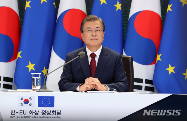 [서울=뉴시스]배훈식 기자 = 문재인 대통령이 30일 청와대에서 유럽연합(EU)의 샤를 미셸 정상회의 상임의장, 우르줄라 폰데어라이엔 집행위원장과 화상 정상회담을 하고 있다. 2020.06.30. dahora83@newsis.com