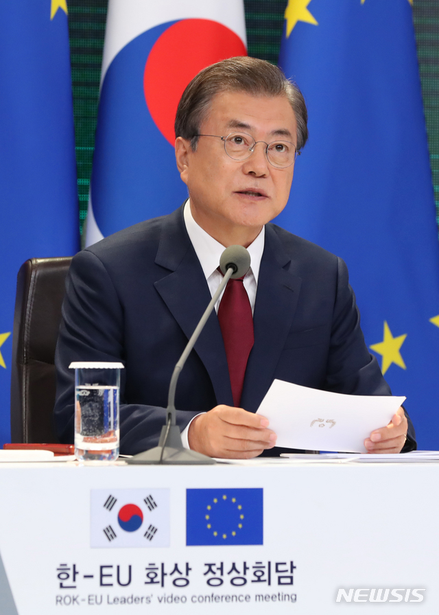 [서울=뉴시스]배훈식 기자 = 문재인 대통령이 30일 청와대 충무실에서 유럽연합(EU)의 샤를 미셸 정상회의 상임의장, 우르줄라 폰데어라이엔 집행위원장과 화상 정상회담을 하고 있다. 2020.06.30. dahora83@newsis.com