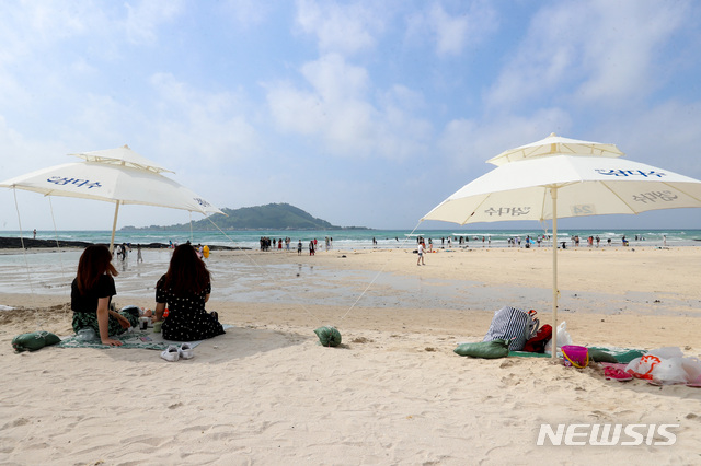 [제주=뉴시스]우장호 기자 = 제주시 한림읍 협재해수욕장에 파라솔이 2m 이상 간격을 두고 설치돼 있다. (사진=뉴시스DB) woo1223@newsis.com