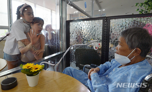 [경산=뉴시스] 이무열 기자 = 지난 6월30일 오후 경북 경산 양지요양병원 안심면회실에서 환자와 가족들이 투명차단막을 사이에 두고 마이크를 이용해 안부를 전하고 있다. (사진=뉴시스 DB). 2020.06.30. photo@newsis.com