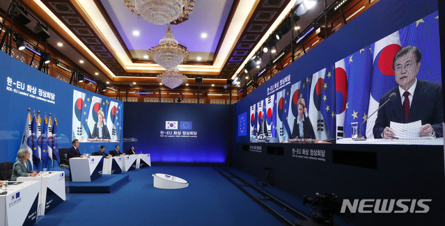 [서울=뉴시스]배훈식 기자 = 문재인 대통령이 30일 청와대 충무실에서 유럽연합(EU)의 샤를 미셸 정상회의 상임의장, 우르줄라 폰데어라이엔 집행위원장과 화상 정상회담을 하고 있다. 2020.06.30.&nbsp; dahora83@newsis.com