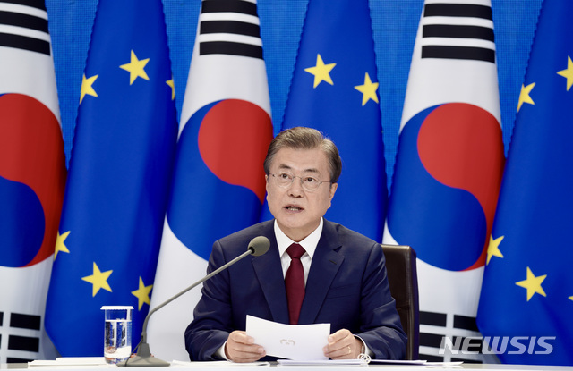 [서울=뉴시스]배훈식 기자 = 문재인 대통령이 30일 오후 청와대 충무실에서 한-EU 화상 정상회담 모두발언을 하고 있다. 2020.06.30. dahora83@newsis.com